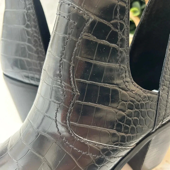 Woman's 9.5 black crocodile ankle bootie with a block heel nwot - Picture 2 of 16